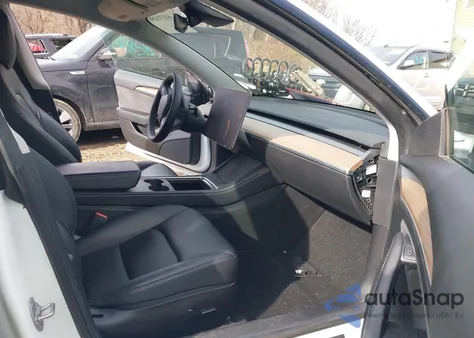 2021 Tesla Model 3 Standard Range Plus Rear-Wheel Drive z USA, uszkodzony, nr VIN 5YJ3E1EA4MF060571